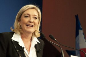 Lire la suite à propos de l’article RN : Marine Le Pen envisage un référendum sur le voile face aux divisions internes du parti