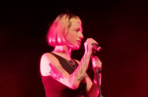 Lire la suite à propos de l’article Sophie Straat : la chanteuse au cœur d’une polémique après avoir demandé aux « hommes blancs » de reculer lors d’un concert