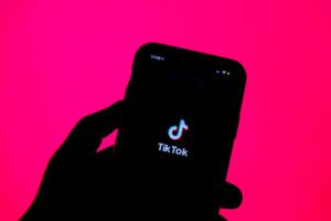 Lire la suite à propos de l’article TikTok : l’Union européenne accuse la plateforme d’exposer les comptes d’enfants aux adultes