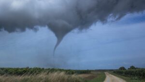 Lire la suite à propos de l’article Tornade à Saint-Étienne : une supercellule sème le chaos dans la Loire après une vague de chaleur exceptionnelle