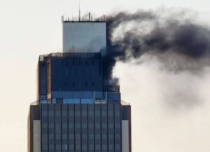 Lire la suite à propos de l’article Tour Bretagne : un incendie maîtrisé en plein centre de Nantes suscite la suspicion des internautes