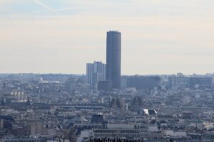 Lire la suite à propos de l’article Tour Montparnasse : plusieurs baies vitrées tombent en pleine rue, le chantier de rénovation sous pression