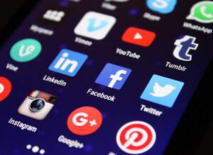 Lire la suite à propos de l’article UE : Bruxelles prépare un accès « progressif et gradué » aux réseaux sociaux pour protéger les mineurs