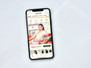 Lire la suite à propos de l’article Ultra fast fashion : jusqu’à 20 euros de malus sur les vêtements Shein et Temu, la France durcit le ton