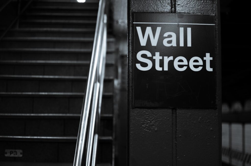Panneau de rue Wall Street à New York, symbole des marchés financiers américains