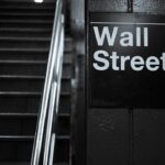 Panneau de rue Wall Street à New York, symbole des marchés financiers américains