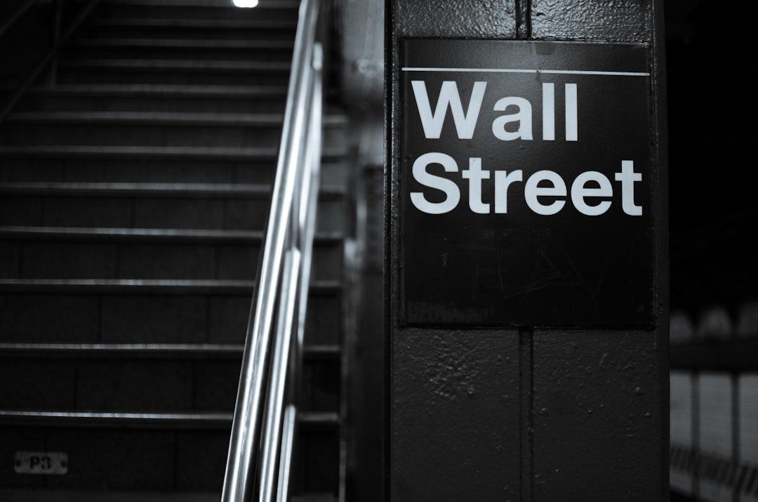 Panneau de rue Wall Street à New York, symbole des marchés financiers américains
