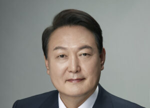 Lire la suite à propos de l’article Yoon Suk Yeol : l’ancien président sud-coréen condamné à deux ans de prison dans l’affaire des sondages politiques illégaux