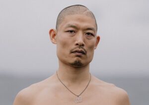 Lire la suite à propos de l’article Yousuke Yukimatsu : le DJ japonais qui veut transformer les raves en messages de paix
