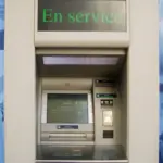 Distributeur automatique de billets en service dans une agence bancaire en France