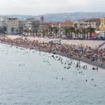 La baie des Anges à Nice, où se situe un hôtel de luxe touché par un vol