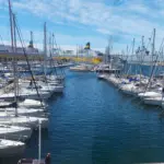 Vue du port militaire et du port de commerce de Toulon, dans le Var