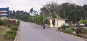 Lire la suite à propos de l’article Cuba : la supposée base d’espionnage russe de Trump s’avère être une université selon Drop Site News