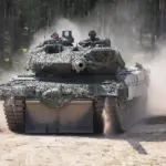 Soldats allemands manoeuvrant un char Leopard 2 lors d une manoeuvre a Pabrade, en Lituanie