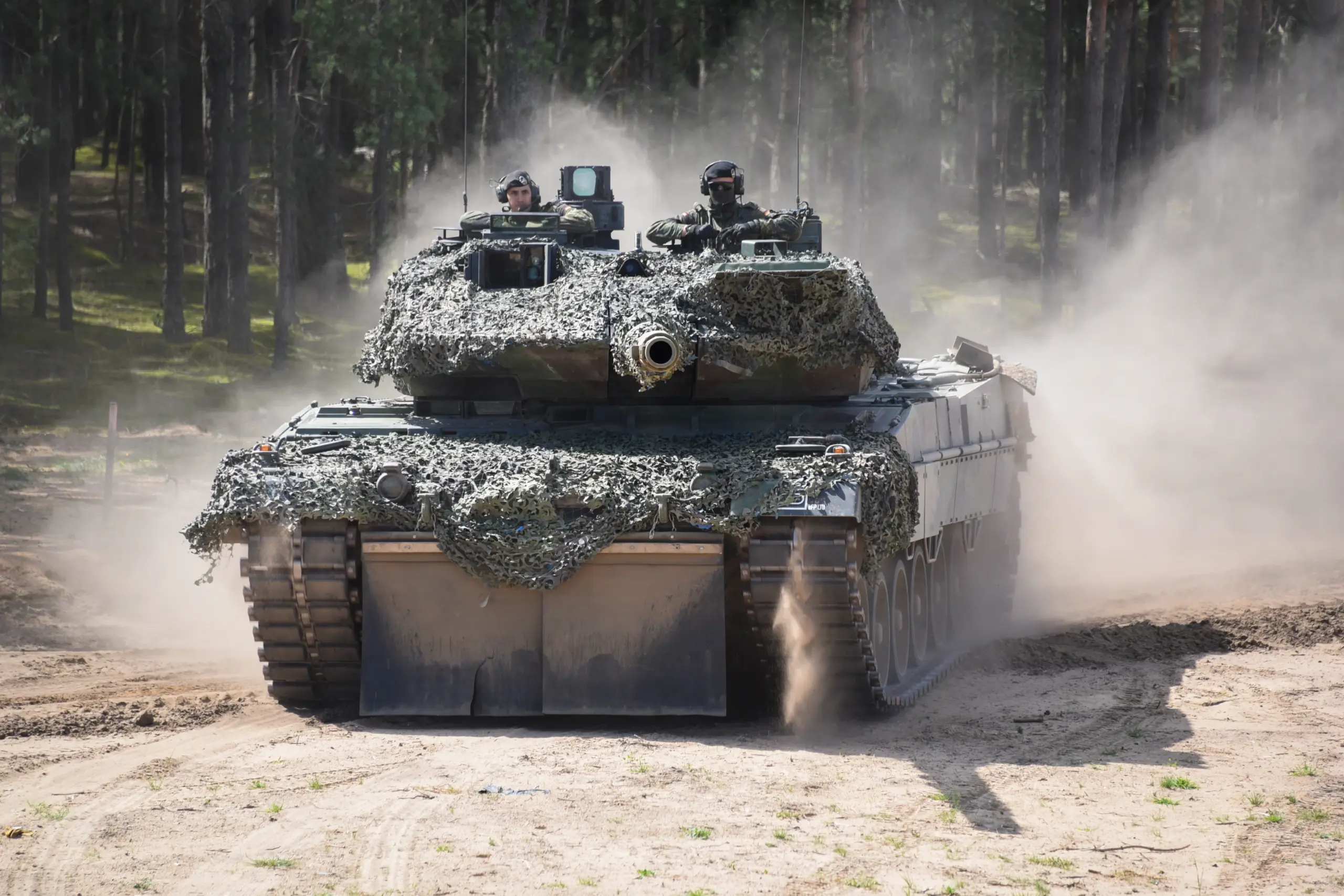 Soldats allemands manoeuvrant un char Leopard 2 lors d une manoeuvre a Pabrade, en Lituanie