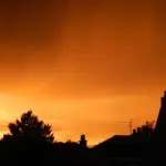 Ciel de canicule avant orage en France, juin 2026