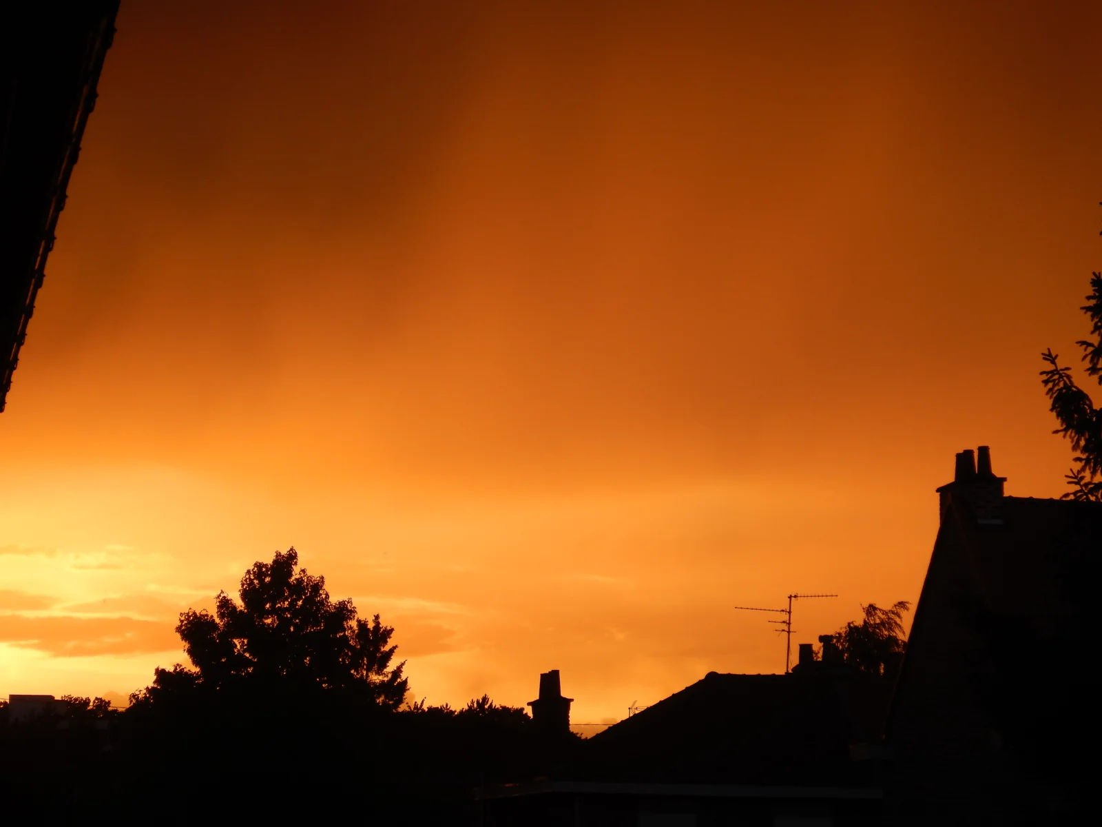 Ciel de canicule avant orage en France, juin 2026