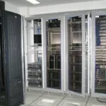 Salle de serveurs informatiques (illustration cybersécurité)