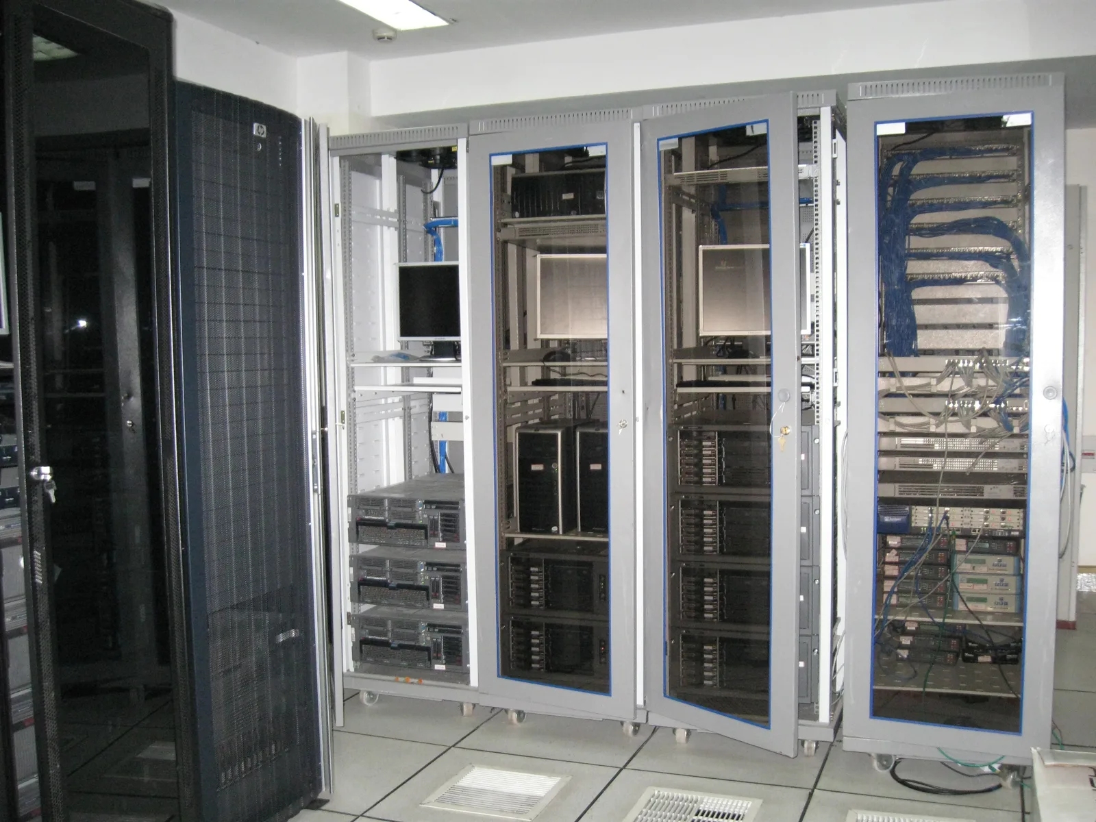 Salle de serveurs informatiques (illustration cybersécurité)