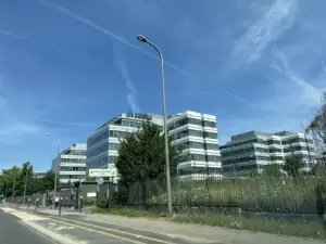 Lire la suite à propos de l’article Dassault Systèmes : un rachat à 1,8 milliard pour accélérer dans l’intelligence artificielle médicale