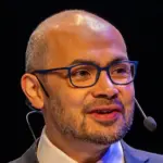 Demis Hassabis, patron de Google DeepMind, lors de la conférence de presse du Prix Nobel de chimie 2024 à Stockholm