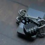 Smartphone entouré d'une chaîne cadenassée, symbole de la sécurité mobile face à l'espionnage