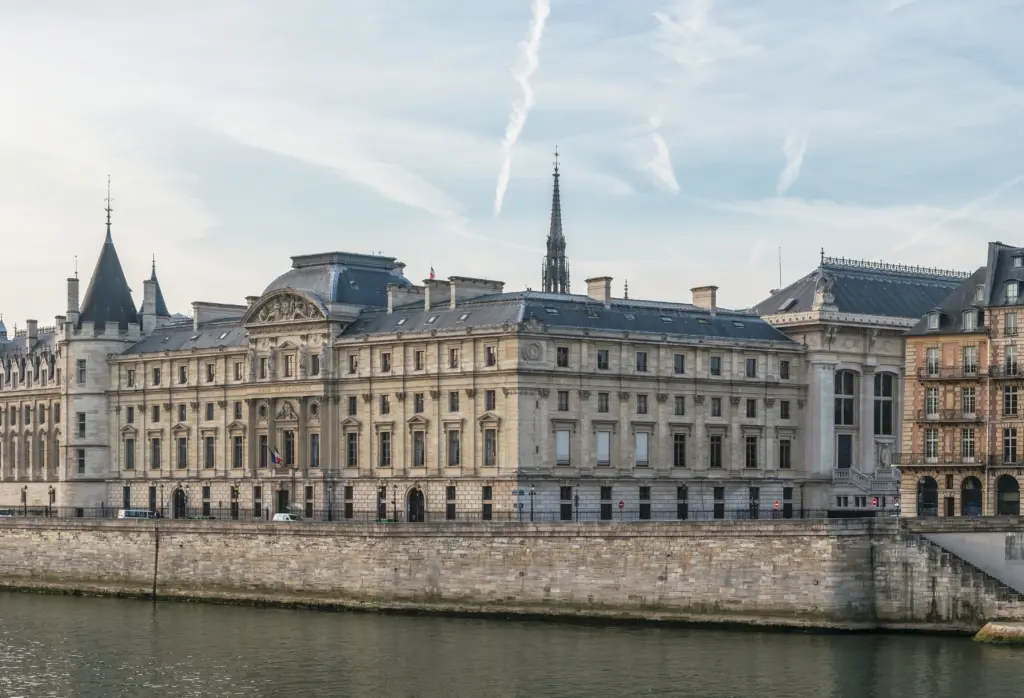 Le bâtiment de la Cour de cassation à Paris, vu depuis le Pont Neuf
