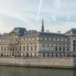 Le bâtiment de la Cour de cassation à Paris, vu depuis le Pont Neuf