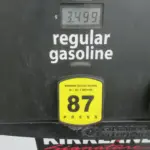 Station-service affichant les prix du carburant aux Etats-Unis