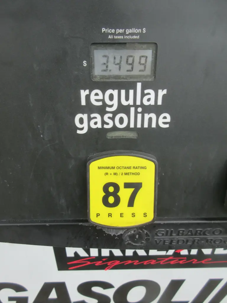 Station-service affichant les prix du carburant aux Etats-Unis