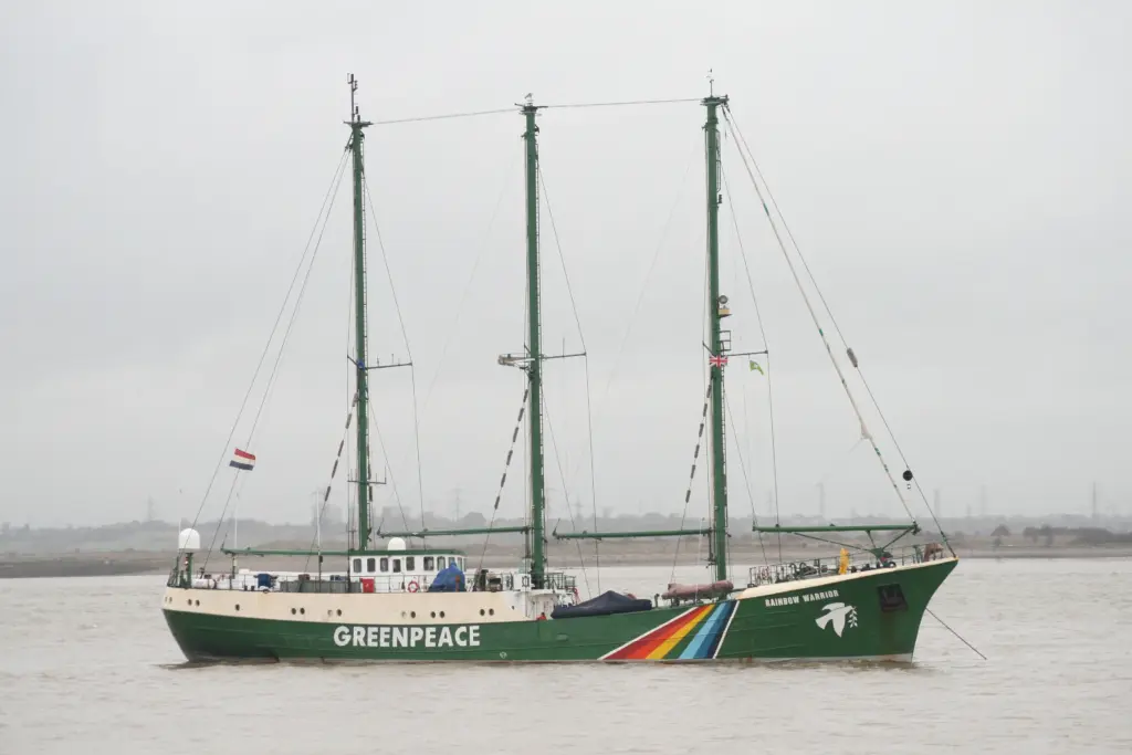 Le Rainbow Warrior, navire de Greenpeace, utilise pour illustrer les missions de surveillance en mer