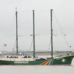 Le Rainbow Warrior, navire de Greenpeace, utilise pour illustrer les missions de surveillance en mer