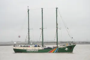 Lire la suite à propos de l’article Navire russe : la marine ordonne à Greenpeace de fuir un pétrolier