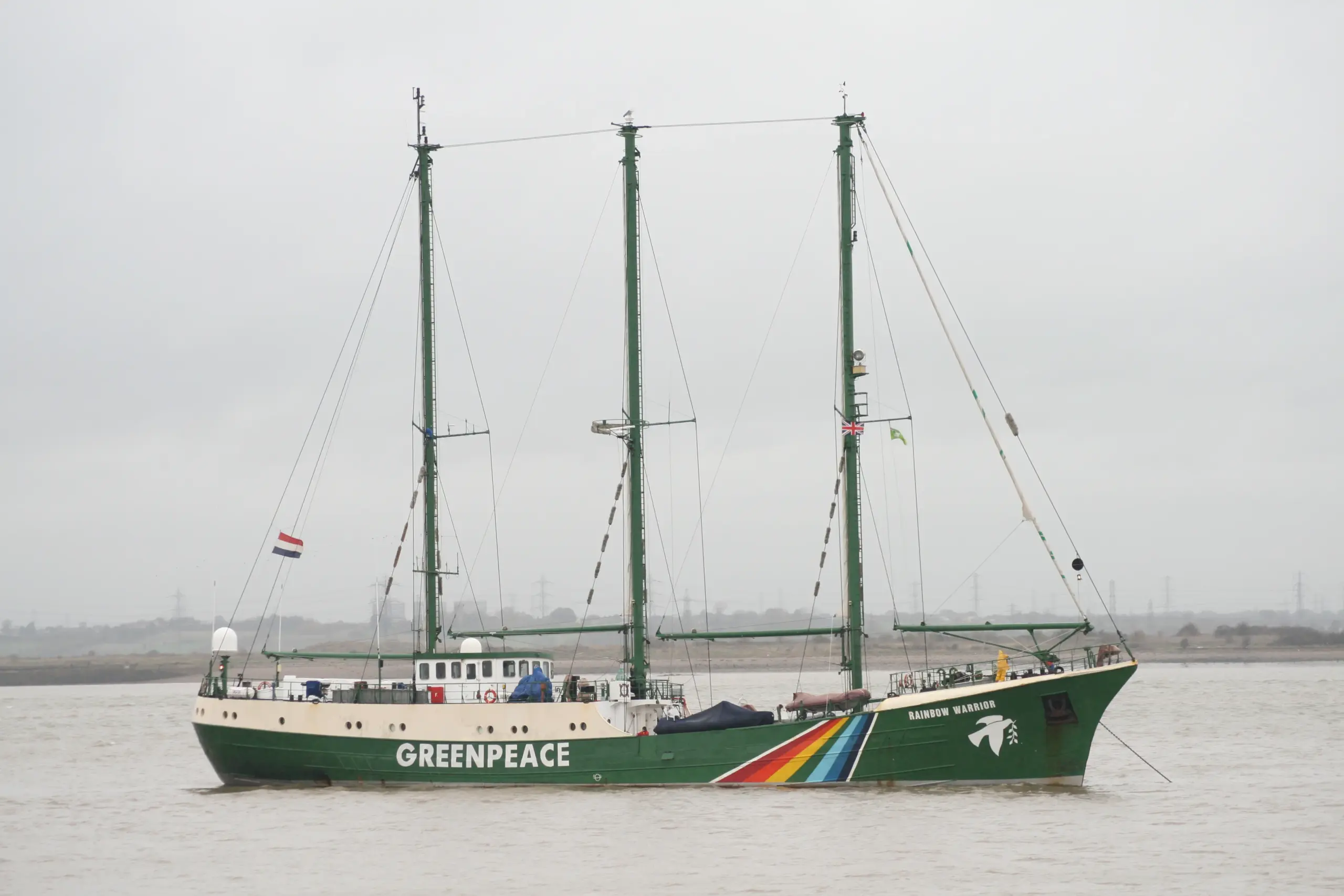 Le Rainbow Warrior, navire de Greenpeace, utilise pour illustrer les missions de surveillance en mer