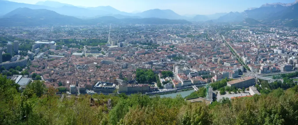 Vue panoramique du centre-ville de Grenoble depuis la Bastille