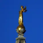 Statue de la Justice tenant une balance