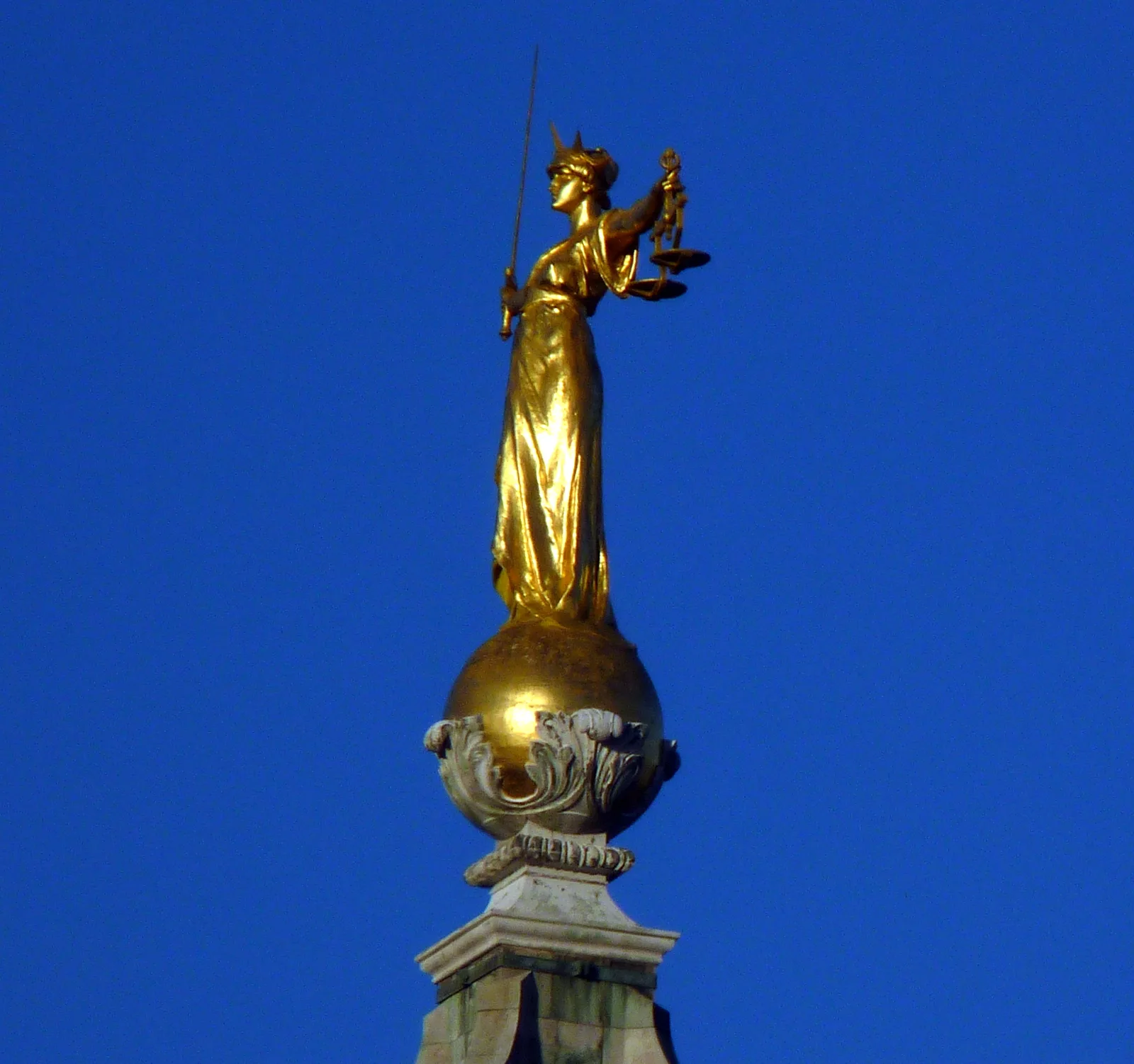 Statue de la Justice tenant une balance
