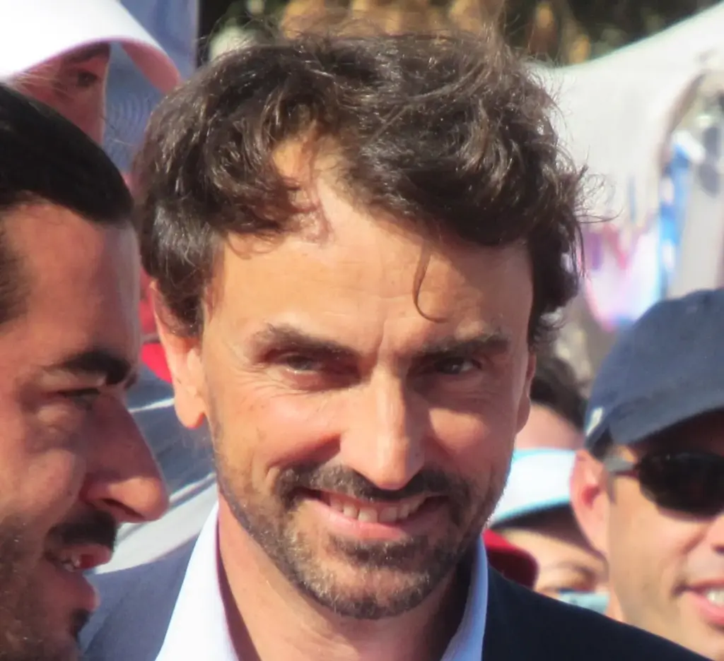 Grégory Doucet, maire de Lyon, lors du relais de la flamme paralympique à Lyon en 2024