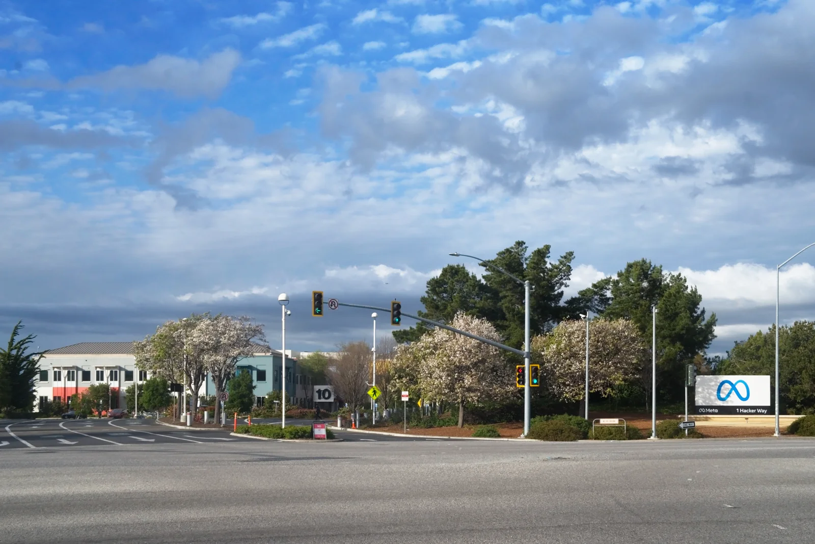 Entree du siege social de Meta Platforms a Menlo Park, en Californie