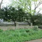 Bancs publics dans un parc de New York, illustration du lieu où la scène s'est déroulée