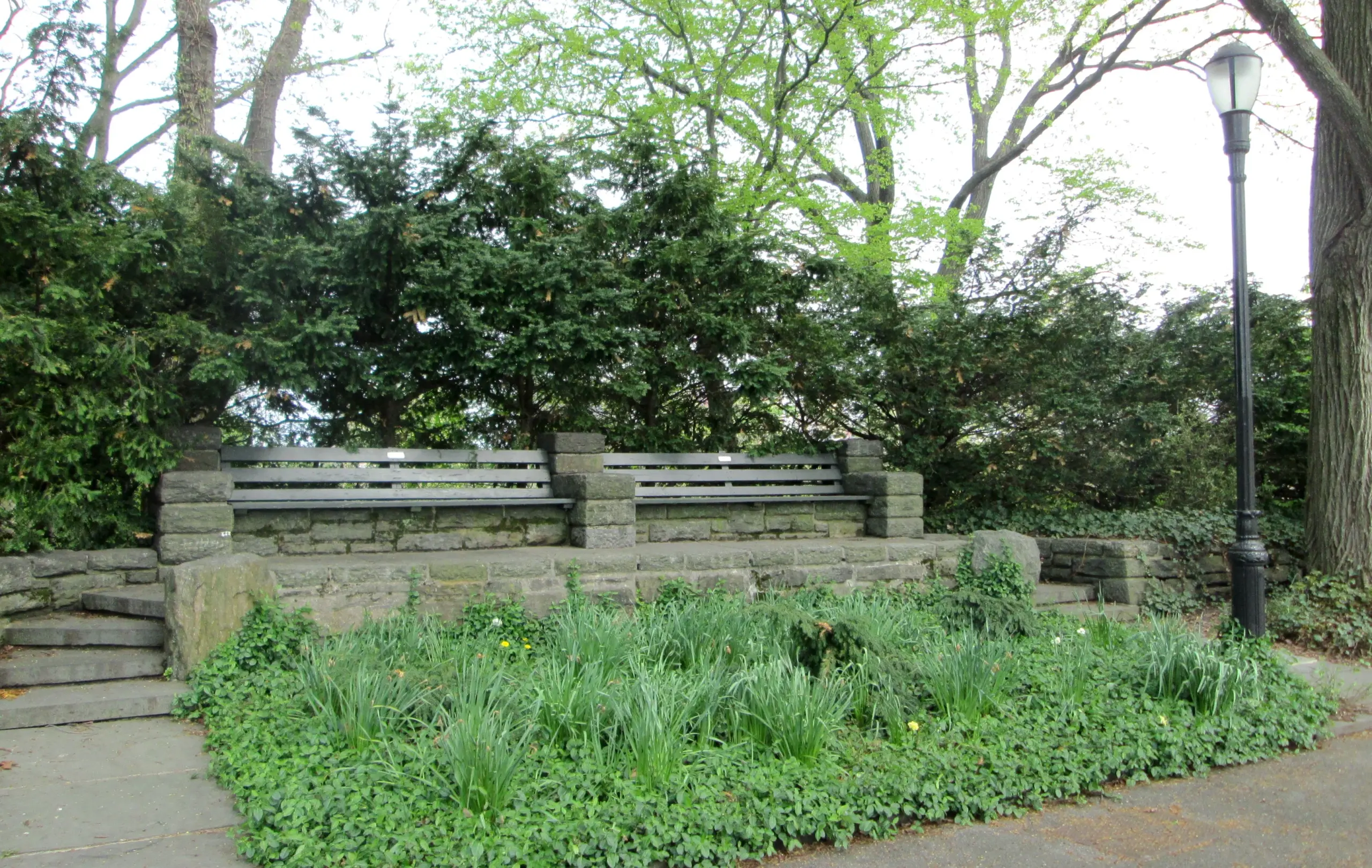 Bancs publics dans un parc de New York, illustration du lieu où la scène s'est déroulée