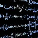 Tableau noir couvert de formules mathématiques illustrant la recherche en mathématiques pures