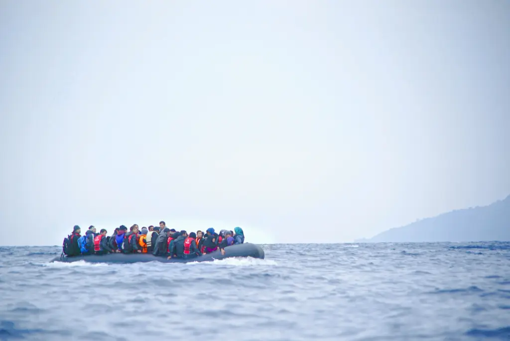 Embarcation de migrants traversant la mer Méditerranée