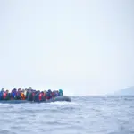 Embarcation de migrants traversant la mer Méditerranée