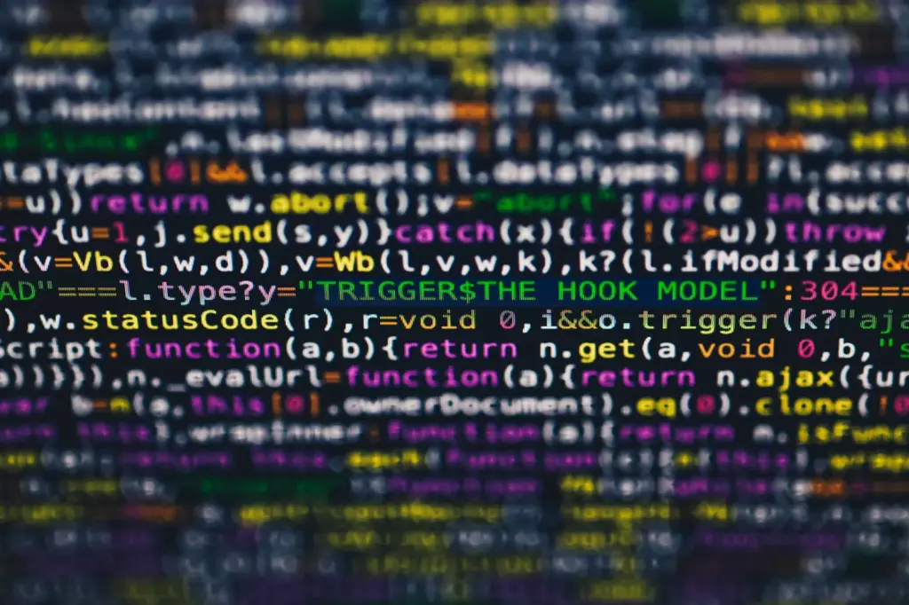Lignes de code informatique affichées sur un écran, illustrant le piratage des modèles d'intelligence artificielle d'OpenAI