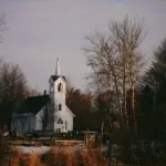 Une petite église blanche américaine sous un ciel dégagé