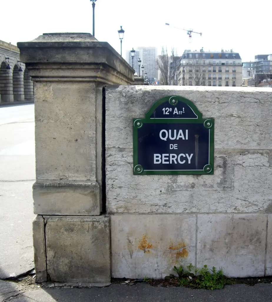 Le quai de Bercy le long de la Seine à Paris, site touché par la pollution au fioul