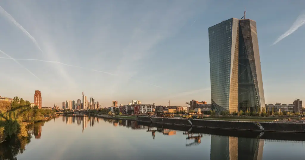 Le siège de la Banque centrale européenne et la skyline de Francfort au lever du jour