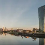 Le siège de la Banque centrale européenne et la skyline de Francfort au lever du jour