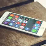 Icônes de réseaux sociaux sur l'écran d'un smartphone